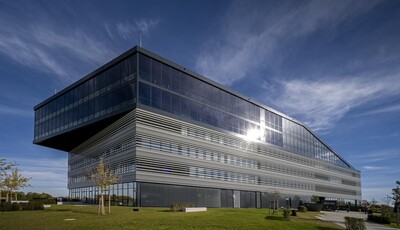 Extérieur d'un bâtiment de forme personnalisée avec du vitrage intelligent SageGlass.