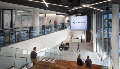 Personne descandant les escaliers dans un bâtiment de bureaux.