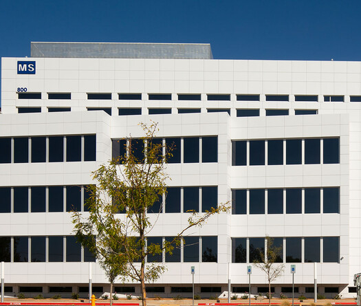 Extérieur d'un bâtiment blanc avec du vitrage intelligent.