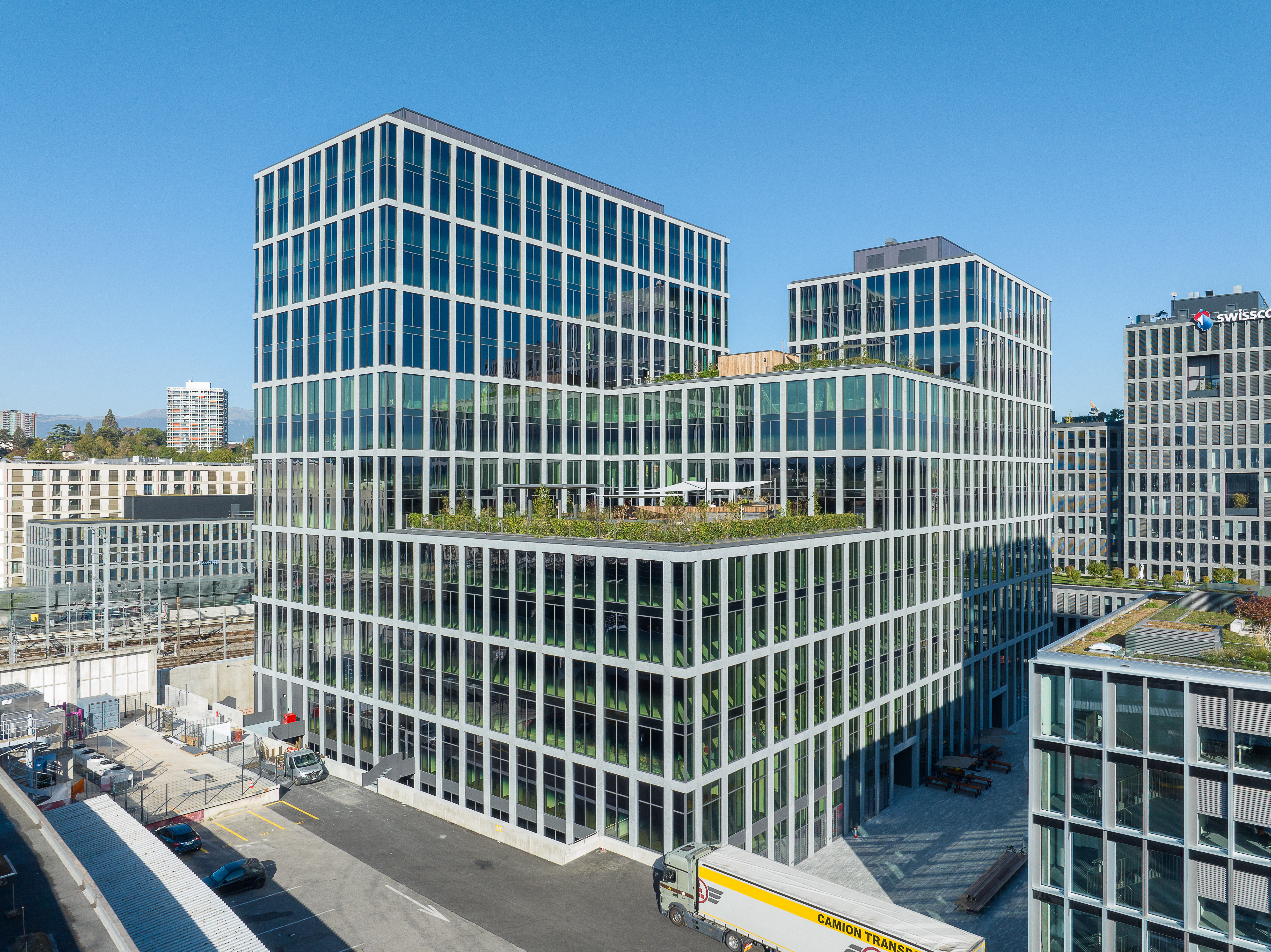 Photo representing the façade of Alto Pont-Rouge. There are shared roof terraces on lower levels of the building.