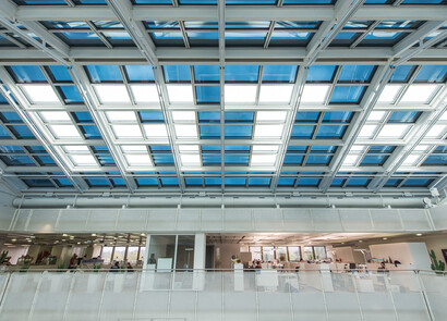 Intérieur du bâtiment IATA, verrière teintée avec l'inscription IATA.