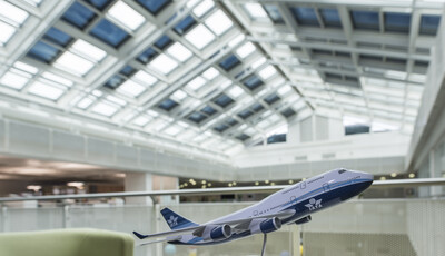 Intérieur des bureaux IATA, verrière en SageGlass teinté avec l'écriture IATA.