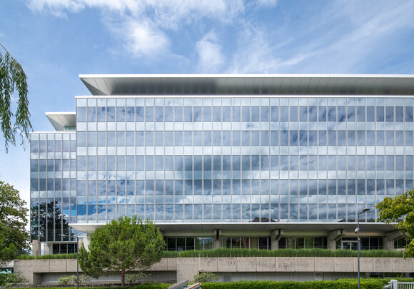 Extérieur du bâtiment avec des fenêtres en verre intelligent, de gauche à droite. 