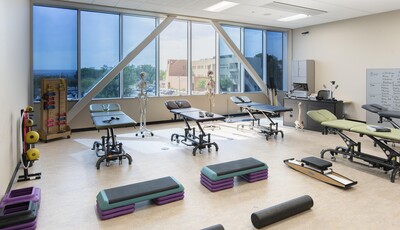 Salle d'entraînement dans le bâtiment avec du vitrage intelligent.