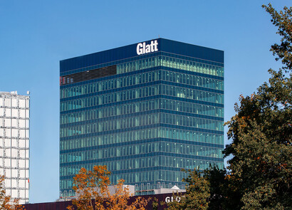 Façade du bâtiment Glatt avec des fenêtres intelligentes de gauche à droite sur un grand bâtiment moderne en verre.
