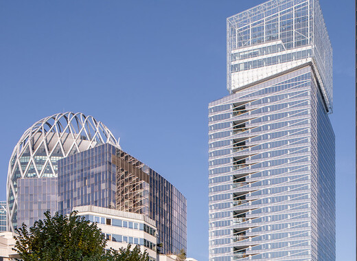 Façade d'un bâtiment avec du vitrage intelligent de gauche à droite sur un grand bâtiment moderne en verre.