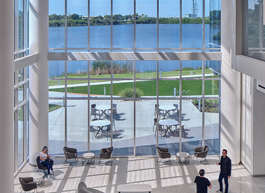 Du vitrage intelligent SageGlass est installé dans l'atrium, des personnes profitent de la lumière du jour et de la vue.