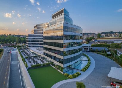 Photo du bâtiment Millennium en demi-cercle, équipé de vitrage SageGlass Bright Silver