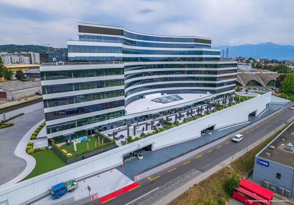 Façade du bâtiment Millennium, demi cercle, équipé de SageGlass Bright Silver.