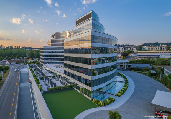 Photo du bâtiment Millennium en demi-cercle, équipé de vitrage SageGlass Bright Silver