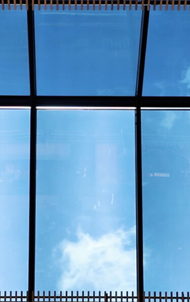 Ciel bleu vu à travers une verrière, vu depuis le bas