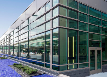 Bâtiment avec des fenêtres intelligentes de gauche à droite sur un grand bâtiment moderne en verre.