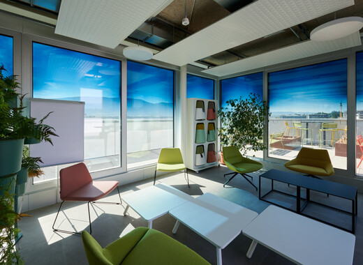Espace de bureau à l'intérieur de la Tour avec du vitrage intelligent SageGlass teinté en dégradé.