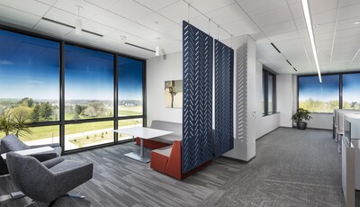 Espace de bureaux équipé de vitrage intelligent SageGlass teinté en dégradé.