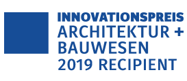 Un carré bleu et un texte bleu à côté indiquant « Lauréat du prix Innovationspreis Architektur + Bauwesen 2019 »