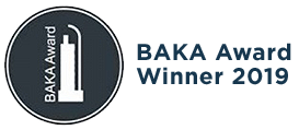 Un cercle noir avec du texte blanc indiquant BAKA Award et un contour d'objet blanc, puis du texte à l'extérieur du cercle indiquant BAKA Award Winner 2019