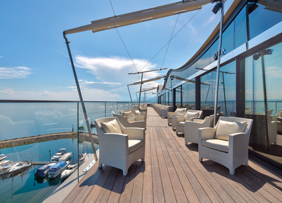 Vue depuis l'extérieur du rooftop de l'hôtel Beaulac. Sur la gauche, le lac de Neuchâtel. 