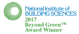 Logo avec texte bleu : National Institute of BUILDING SCIENCES, et en vert : Lauréat du prix Beyond Green 2017. Une icône en forme de spirale verte se trouve en haut à gauche.