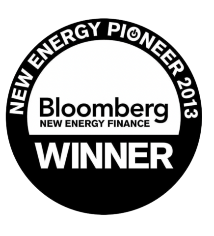 Bloomberg New Energy Finance GAGNANT, pionnier des nouvelles énergies 2013 logo en noir et blanc.