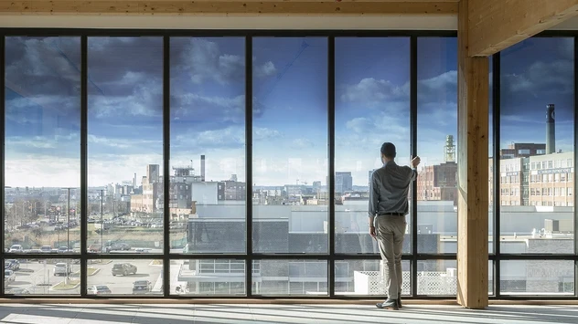 Vitrage intelligent SageGlass Harmony, une personne regarde par la fenêtre